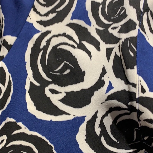 JONES NEW YORK blouse. Size Medium. - Picture 2 of 2